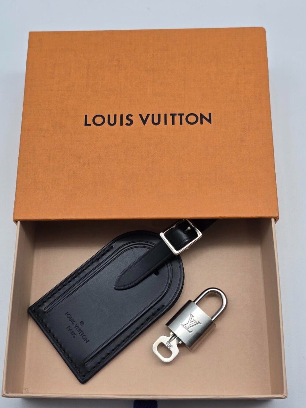 Authentic Louis Vuitton Black Luggage Tag Silver LV Padlock Key & Box - Picture 14 of 14